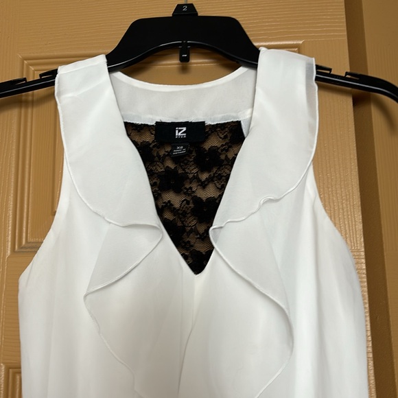 Nice white and lace top - Picture 2 of 4